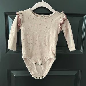 Pehr ruffle-sleeve onesie